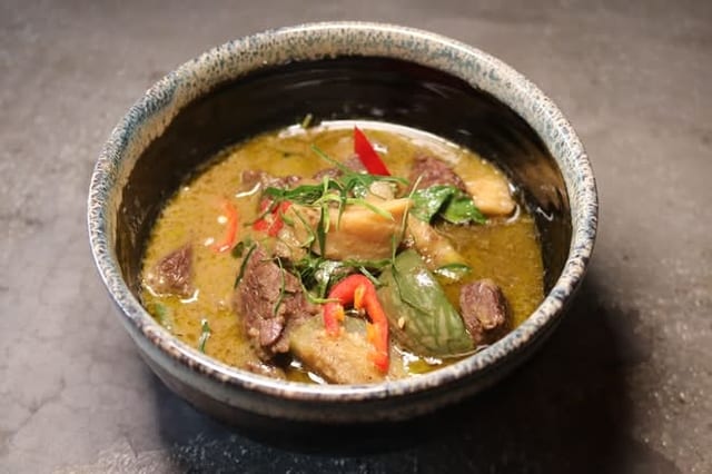 Kaeng Kiew Nuea and Bek Kai Tod.